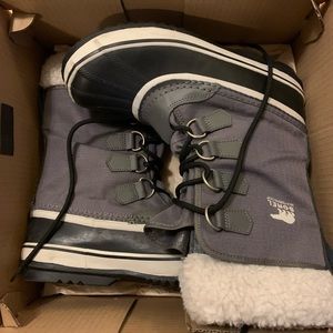 Sorel winter carnival like new grey boots